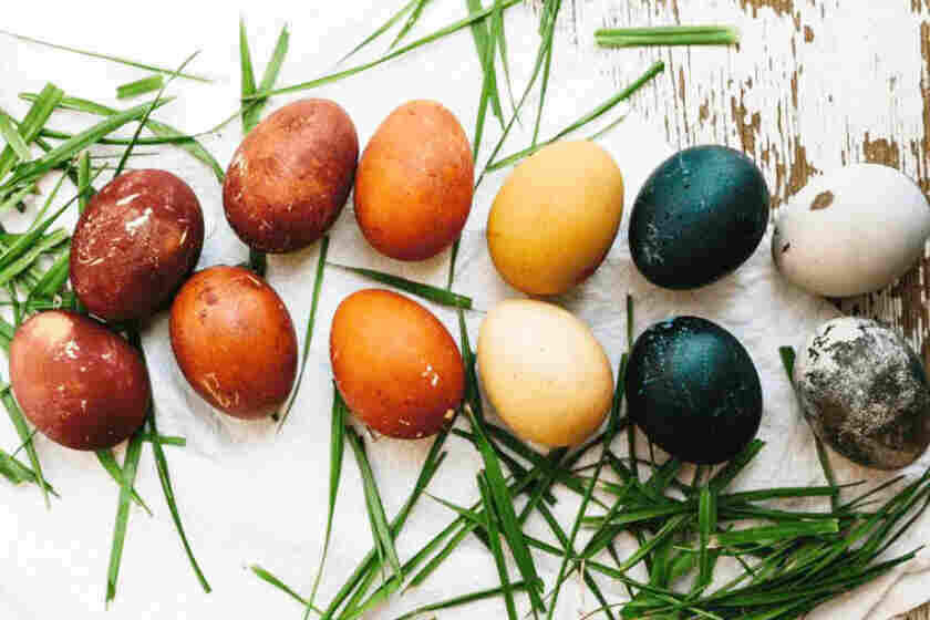 яйца боядисани с естествени багрила.